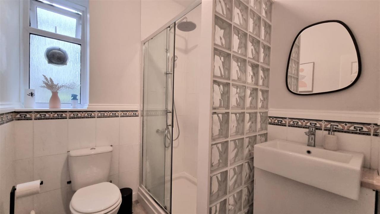 Lovely Seafront Apartment With Garden Swansea Esterno foto
